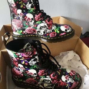 BRAND NEW Dr Martens size 7